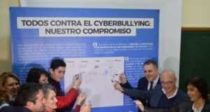Profesores, alumnos y padres de 50 centros educativos se comprometerán a denunciar y ayudar en casos de ‘ciberacoso» .