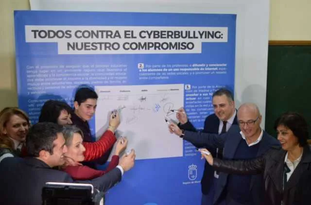 TODOS CONTRA EL CIBERBULLING