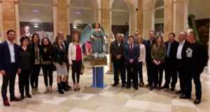 El Alcalde entrega al Paso Azul un ángel de los años 20 restaurado por los alumnos del taller de Talla de Elementos Decorativos en Madera desarrollado por el Ayuntamiento.