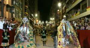 El lunes 27 de marzo se ponen a la venta en las sedes de los Pasos Blanco y Azul las sillas para las procesiones de Viernes de Dolores y Domingo de Ramos .