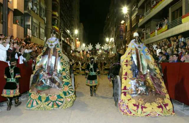 El lunes 27 de marzo se ponen a la venta en las sedes de los Pasos Blanco y Azul las sillas para las procesiones de Viernes de Dolores y Domingo de Ramos