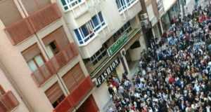 Blancos, azules y encarnados anuncian que habrá procesiones de Semana Santa.