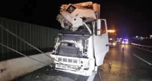 Servicios de emergencias han atendido el accidente entre un autobús y un camión en la A-7 y en el que ha muerto una persona y otras 10 han resultado heridas.