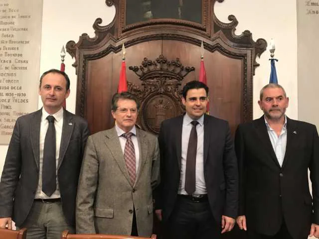 Los directores generales del SEF, Alejandro Zamora, y del Info, Javier Celdrán, han presentado en el Ayuntamiento de Lorca la iniciativa 'Agroemprendia' de Fecoam