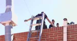 Bomberos del CEIS rescatan a un menor del tejado de un centro educativo de Lorca .