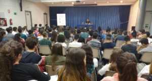 El escritor Luis Leante comparte con 400 alumnos de secundaria su libro »Huye sin mirar atrás» en un nuevo »Encuentro con Autor».