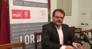 Nueva subida del número de parados en Lorca por segundo mes consecutivo, mientras el Ayuntamiento dice que hay 2500 empleos más que hace cuatro años.
