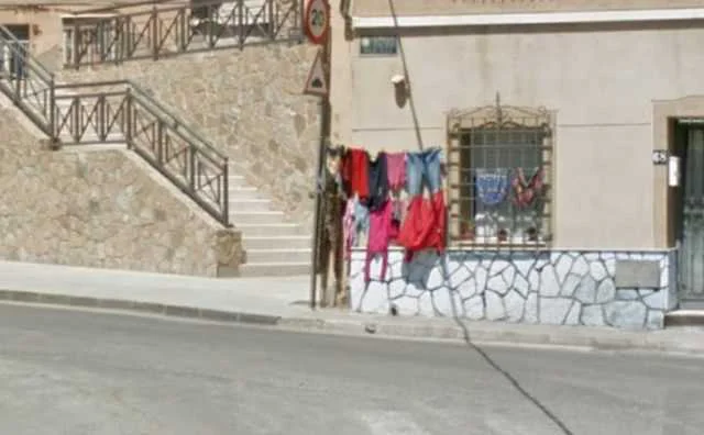 CALLE SAN FERNANDO ROPA EN FACHADA