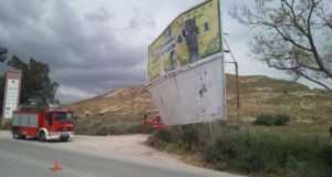 Cortado el tráfico temporalmente en Ctra. Caravaca por riesgo de caida de un gran cartel en mal estado, mientras los bomberos trabajan por desmontarlo.