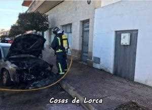 Bomberos del CEIS han intervenido hoy para extinguir los incendios ocurridos en un camión (Lorca) y un turismo (Puerto Lumbreras). 1