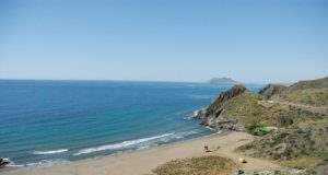 La Cala de Calnegre consigue la Bandera Azul de la Fundación para la Educación Ambiental que reconoce por primera vez la excelencia turística y medioambiental de las playas lorquinas.