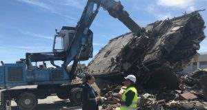 Comienzan los trabajos de desguace del velero Penélope en el puerto de Águilas .