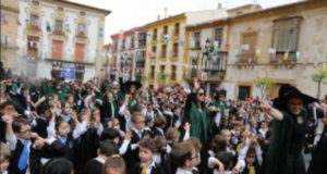 Cientos de alumnos de las Mercedarias recrean en la Plaza de España, la leyenda de San Jorge.