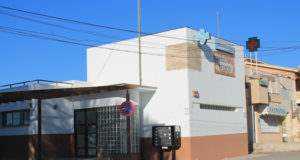 Vecinos de la Hoya recogen firmas para exigir un pediatra a jornada completa y más mejoras.
