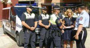 La Policía Local logra salvar la vida de una mujer que se estaba atragantando en su vivienda de la calle Rubira.