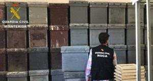 La Guardia Civil detiene a dos personas por robar colmenas de abejas.