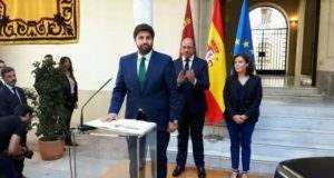 López Miras juró ayer el cargo como nuevo presidente de Murcia, ante la vicepresidenta del Gobierno Soraya Sáez de Santamaría.
