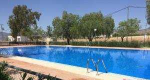 La Concejalía de Deportes pone en marcha durante el mes de julio un curso de natación en la piscina de Zarcilla de Ramos para los más pequeños.