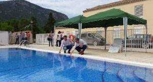La inversión municipal en el albergue de Casa Iglesias para recuperar el servicio de piscina logra que se alcance el 100% de ocupación durante el mes de julio.