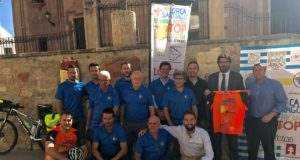 21 deportistas recorrerán de manera ininterrumpida y por relevos durante cinco días los 1.143 kilómetros que separan Lorca de Santiago de Compostela .