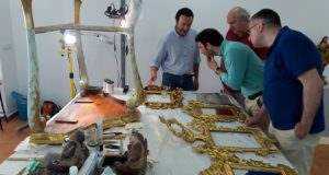 Una nueva fase de trabajo en el Palacio de Guevara recupera bienes muebles, pinturas y lámparas originales pertenecientes a la ornamentación del Salón Amarillo.