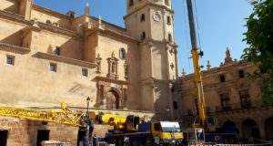 La reposición de los pináculos en la torre de San Patricio, derribados por el terremoto de 2011, culmina los trabajos para recuperar la ornamentación exterior de la ex colegiata.