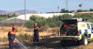 Servicios de emergencias apagan un incendio en terreno agrícola en Puerto Lumbreras .