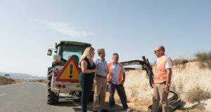 La CARM realiza una campaña de limpieza en márgenes y cunetas en 1.700 kilómetros de la red regional de carreteras