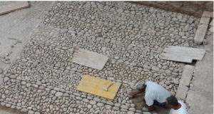 PAVIMENTO DE CANTOS DE LA FUENTE DEL ORO DE LORCA por Andrés Martínez Rodríguez.