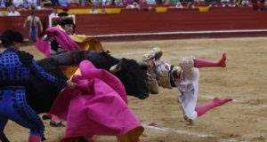 Paco Ureña cuajó la mejor faena de la tarde en Valencia, después de sufrir una dura cogida en su primer toro.