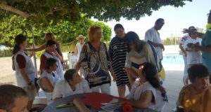 La Concejal de Servicios Sociales y la Consejera de Familia e Igualdad de Oportunidades de la CARM visitan la residencia de verano dónde los usuarios de Asprodes disfrutan sus vacaciones .