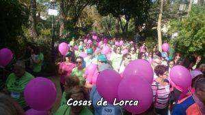 Centenares de lorquinos participan en la marcha contra el cáncer de mama. 1