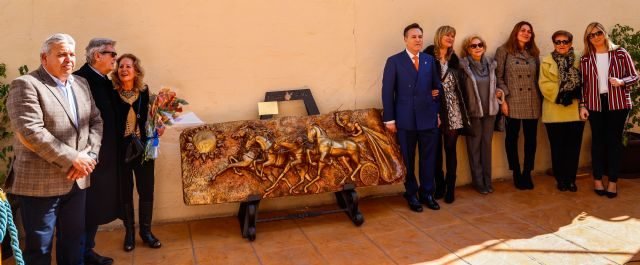 El Paso Azul inaugura un monumento en honor a los cuadrigueros azules, pioneros en la Semana Santa de Lorca