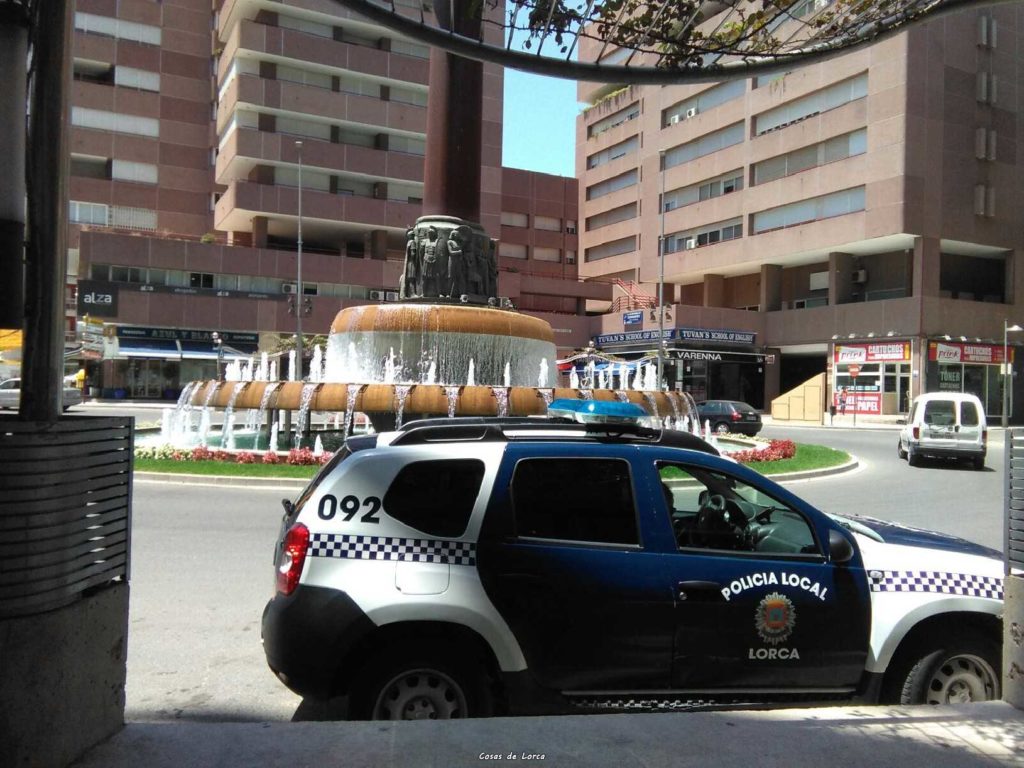 Agentes de la Policía Local detuvieron el martes a dos personas por distintos delitos de hurto en establecimientos de la Avenida Juan Carlos I