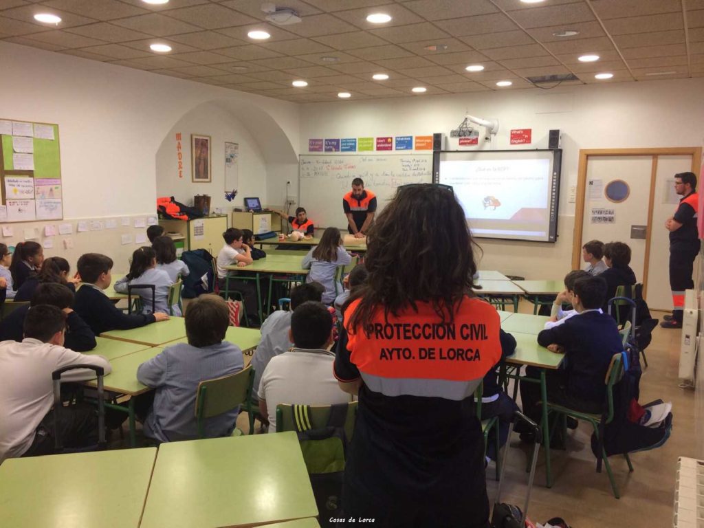 Más de 500 alumnos lorquinos reciben formación en RCP gracias a las charlas que imparte el Servicio Municipal de Emergencias y los voluntarios de Protección Civil en los centros educativos