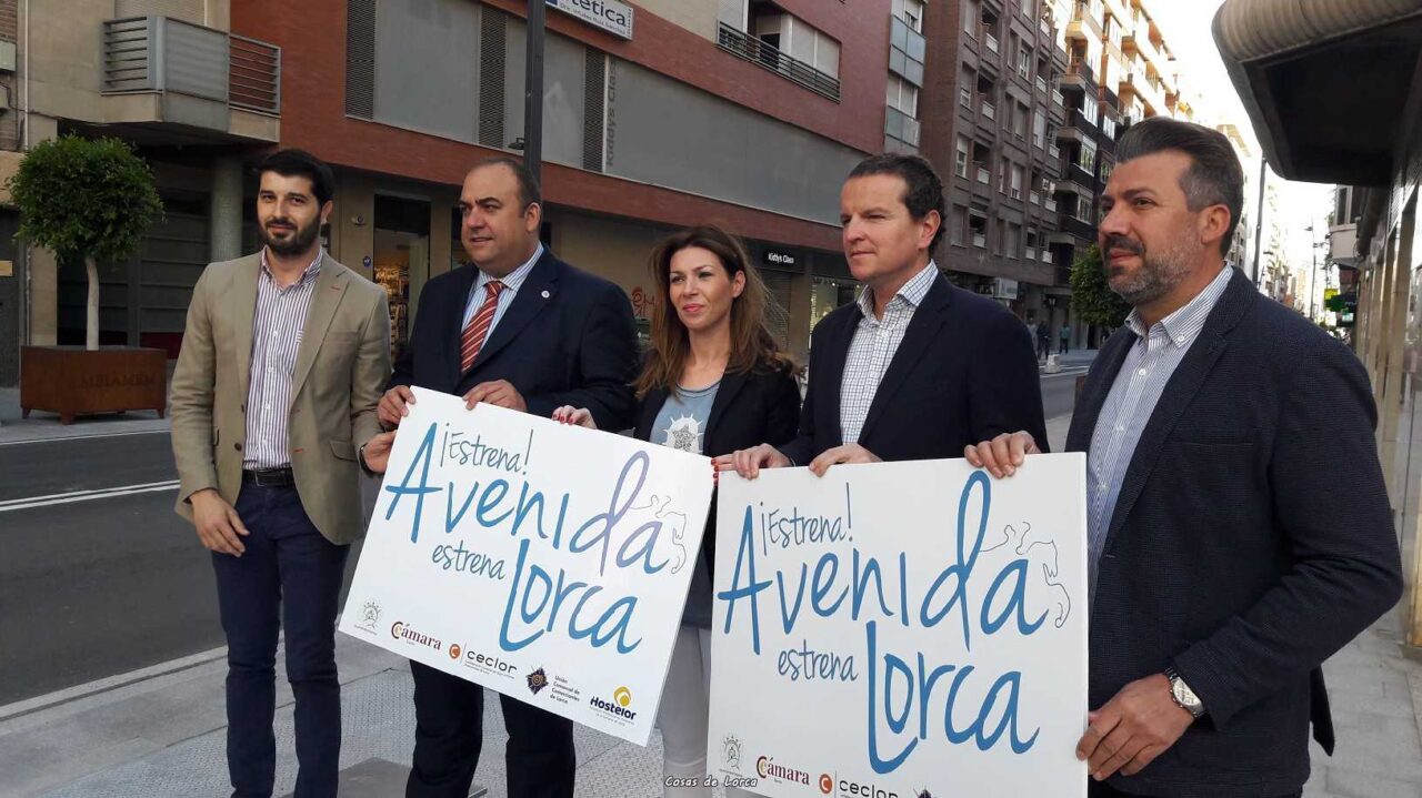 Comerciantes y hosteleros de Juan Carlos I y adyacentes toman las calles este viernes para potenciar el consumo en el centro de la ciudad aprovechando el final de obras en la zona