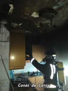 Bomberos de Lorca apagan un incendio originado en la cocina de una vivienda en el edificio de Correos en la calle Musso Valiente. 5