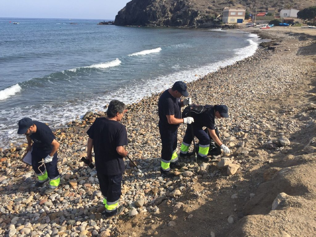 15 desempleados lorquinos realizan tareas de retirada de residuos en las playas de Puntas de Calnegre