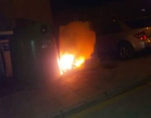 Vándalos pegan fuego a un contenedor de vidrio en la calle San Fernando. 5