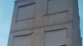 Piden soluciones rápidas ante el peligro para viandantes y vecinos de un edificio abandonado de la Virgen de las Huertas