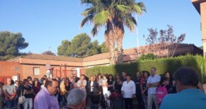 Madres y padres de alumnos CEE Pilar Soubrier reivindican la falta de profesorado con el apoyo de grupos de la oposición.