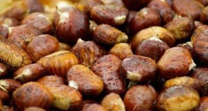 Hoy Viernes día de San Clemente los comercios de Lorca Centro y Avenida Juan Carlos I regalarán castañas a sus clientes dentro de la campaña de Black Friday.