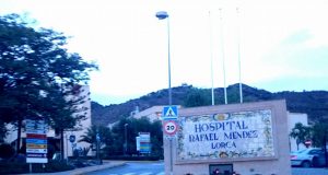 Un motorista de 53 años, herido muy grave tras colisionar con un turismo en Marchena