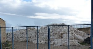 Alertan sobre un vertedero ilegal de residuos plásticos junto al hospital Rafael Méndez.