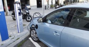 Solicitan la implantación y puesta en funcionamiento de puntos de recarga habilitados para vehículos eléctricos.