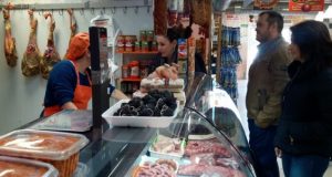 El PP anima a los lorquinos a disfrutar de los productos de nuestra Plaza de Abastos y solicita la instalación de una puerta automática para mejorar el acceso peatonal