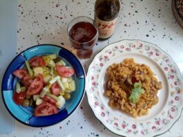Hoy comemos arroz y pavo con frutos ibéricos, espárragos y ajetes