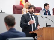 López Miras baja impuestos a familias y empresas en Murcia para reactivar la economía.
