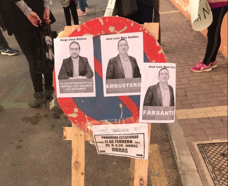 Vecinos del barrio Apolonia contra la nueva mezquita colocan carteles con lemas denunciando las mentiras del alcalde y el concejal de urbanismo. 5