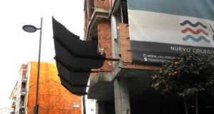 Denuncian la peligrosidad de unas chapas en una obra abandonada de la céntrica calle «Musso Valiente»